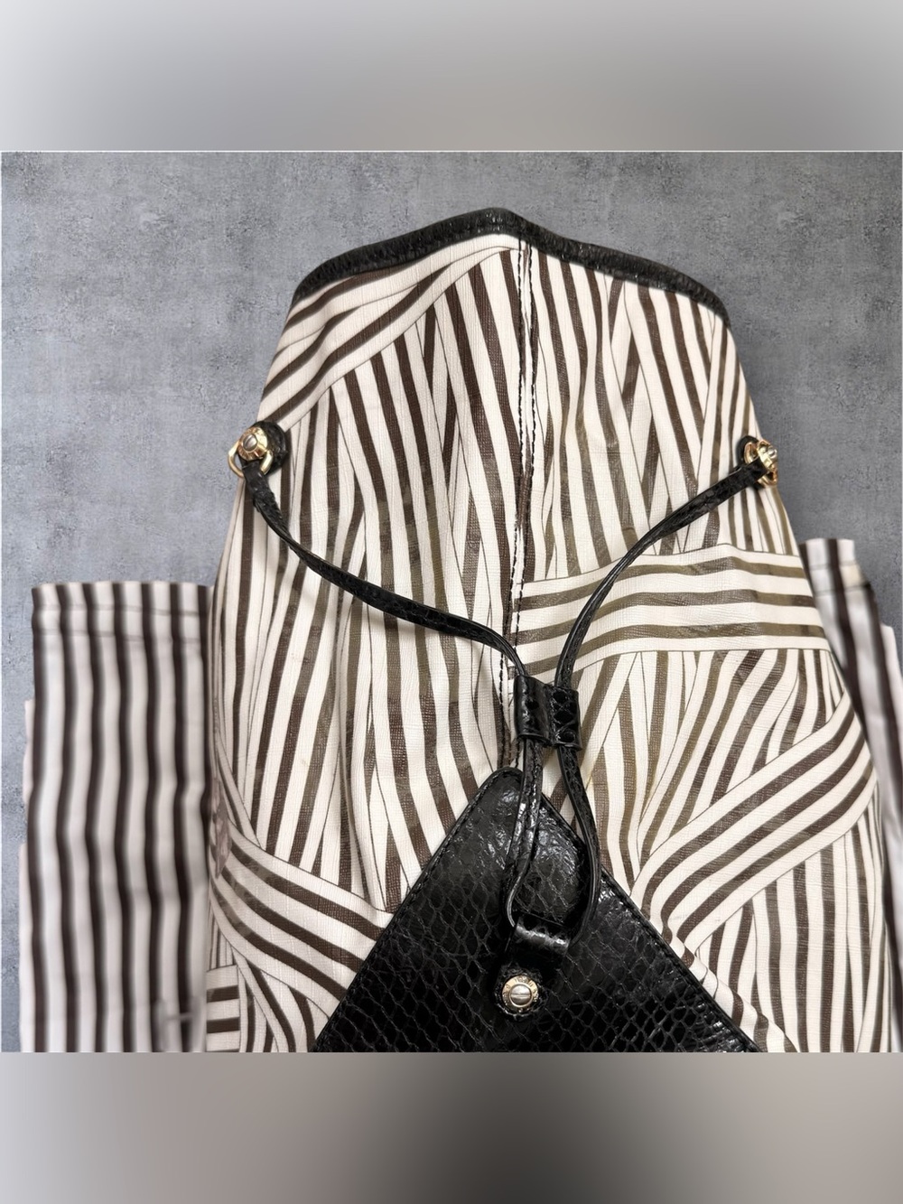 Classic Henri Bendel Signature Striped Tote with Dust Bag - Picture 4 of 17